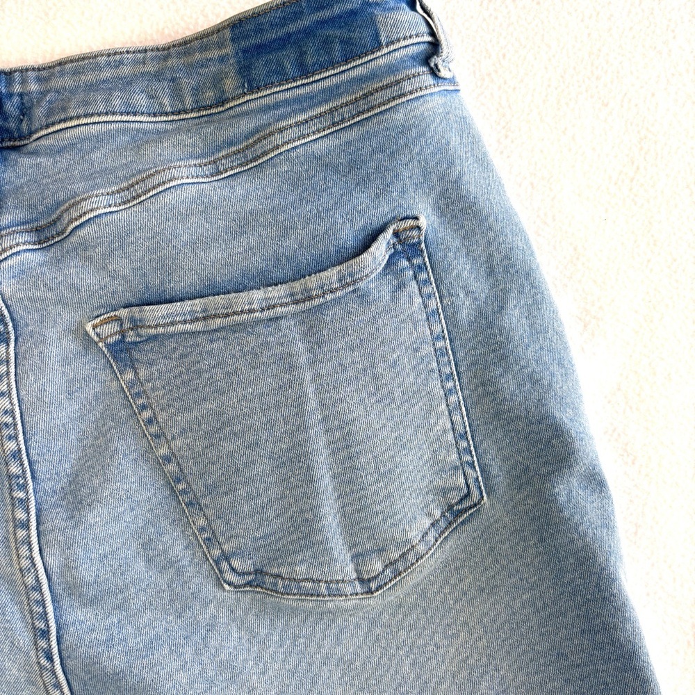 Forever 21 Light Blue Two-Tone 90’s Button Fly Straight Leg Mid Weight Jeans 14 - Picture 9 of 16